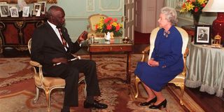 .British Queen Elizabeth II talks with former Kenyan President Daniel Arap Moi