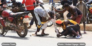 Protesters use a large home-made catapult kisumu maandamano