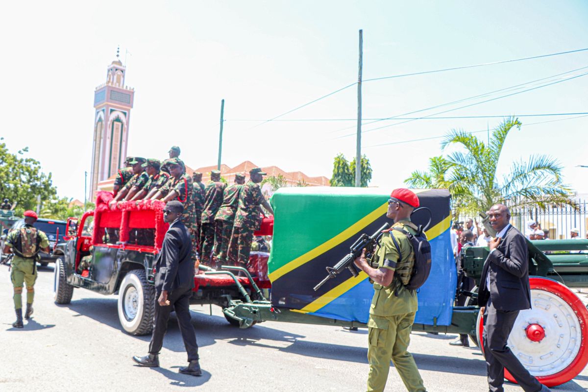 Hatua Kwa Hatua Mwili Wa Mwinyi Ukiagwa Uwanja Wa Uhuru | Mwananchi